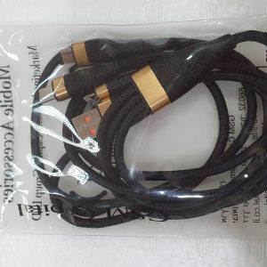 כבל משולב טעינה והעברת נתונים שחור.